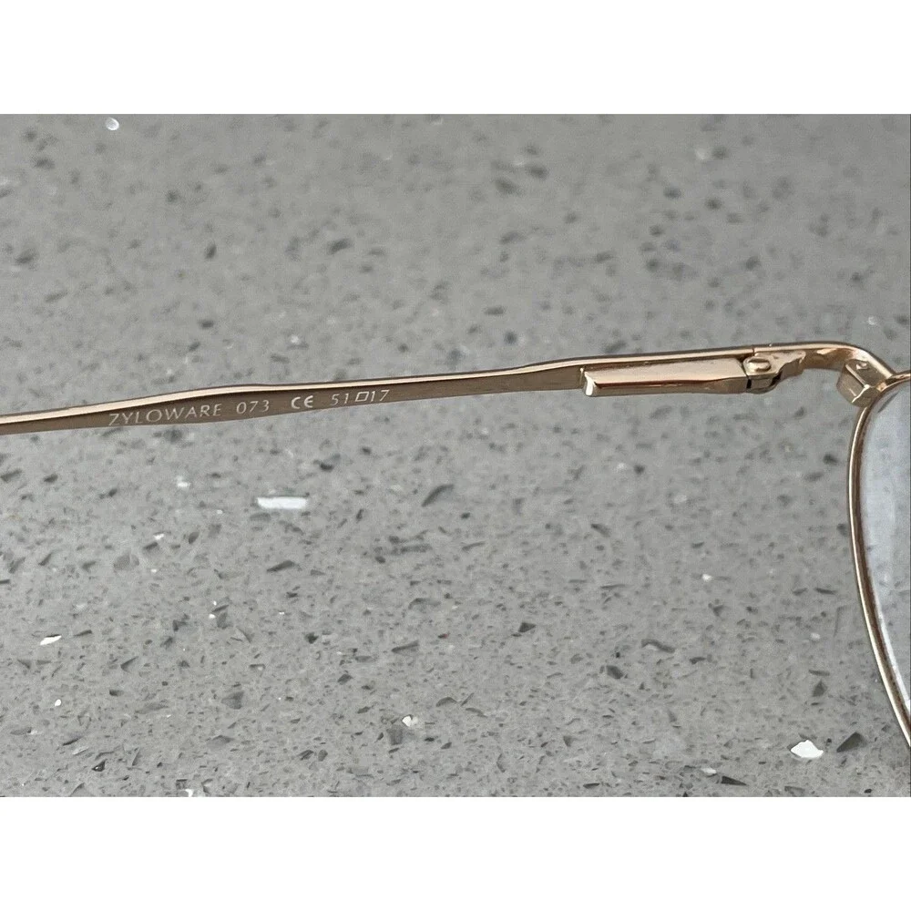 Gloria Vanderbilt this frames